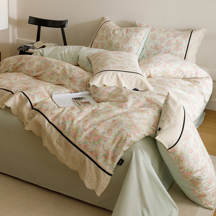 91家纺网 家纺一手货源 找家纺 卡姿家纺 2025新款小法式镂空棉布花边款四件套 静享时光