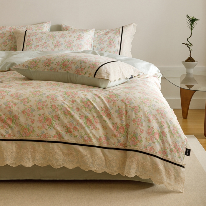 91家纺网 家纺一手货源 找家纺 卡姿家纺 2025新款小法式镂空棉布花边款四件套 静享时光