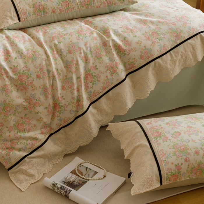 91家纺网 家纺一手货源 找家纺 卡姿家纺 2025新款小法式镂空棉布花边款四件套 静享时光