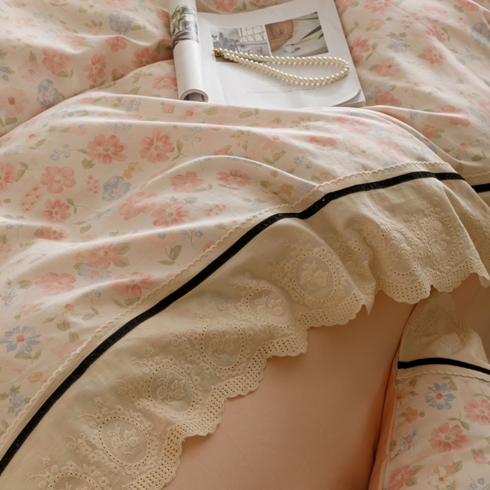 91家纺网 家纺一手货源 找家纺 卡姿家纺 2025新款小法式镂空棉布花边款四件套 阳光花朵