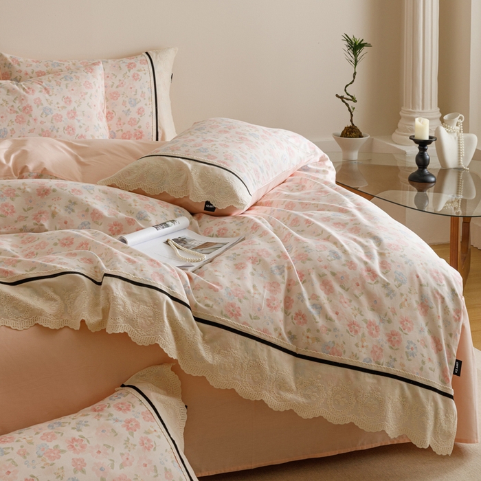 91家纺网 家纺一手货源 找家纺 卡姿家纺 2025新款小法式镂空棉布花边款四件套 阳光花朵