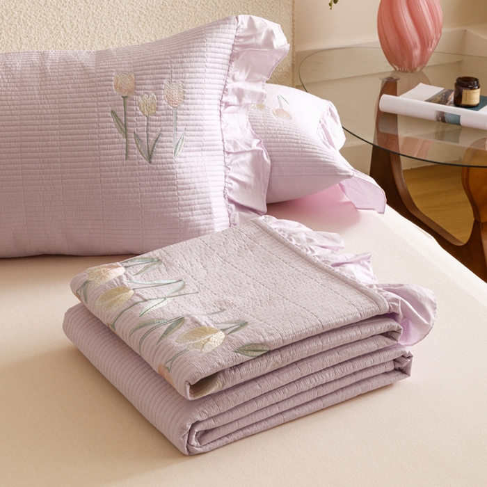 91家纺网 家纺一手货源 找家纺 卡姿家纺 2025秋冬床盖三件套刺绣款-柚夏花朵 柚夏花朵-紫