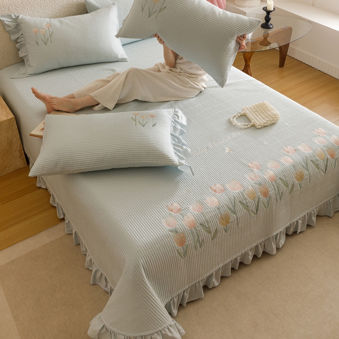 91家纺网 家纺一手货源 找家纺 卡姿家纺 2025秋冬床盖三件套刺绣款-柚夏花朵 柚夏花朵-蓝