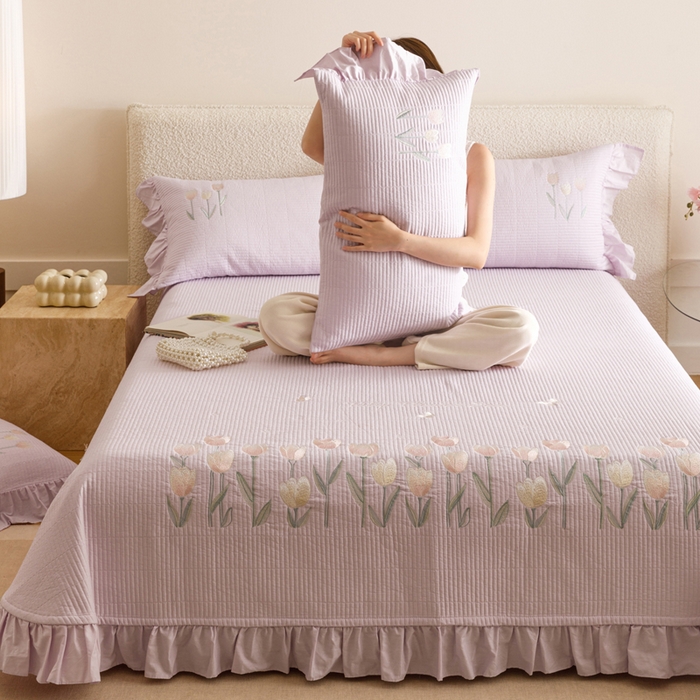 91家纺网 家纺一手货源 找家纺 卡姿家纺 2025秋冬床盖三件套刺绣款-柚夏花朵 柚夏花朵-紫