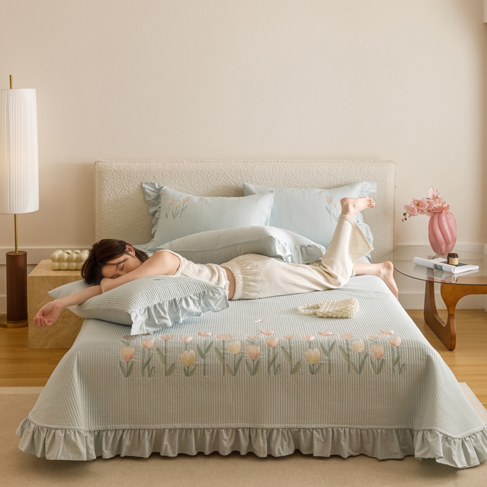 91家纺网 家纺一手货源 找家纺 卡姿家纺 2025秋冬床盖三件套刺绣款-柚夏花朵 柚夏花朵-蓝