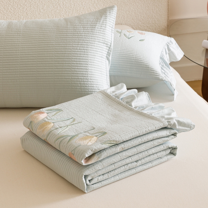 91家纺网 家纺一手货源 找家纺 卡姿家纺 2025秋冬床盖三件套刺绣款-柚夏花朵 柚夏花朵-蓝