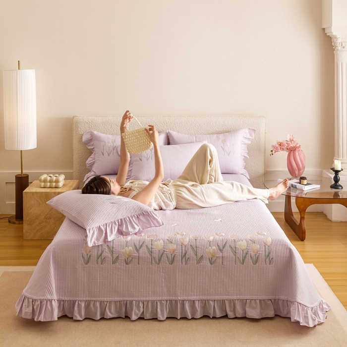 91家纺网 家纺一手货源 找家纺 卡姿家纺 2025秋冬床盖三件套刺绣款-柚夏花朵 柚夏花朵-紫