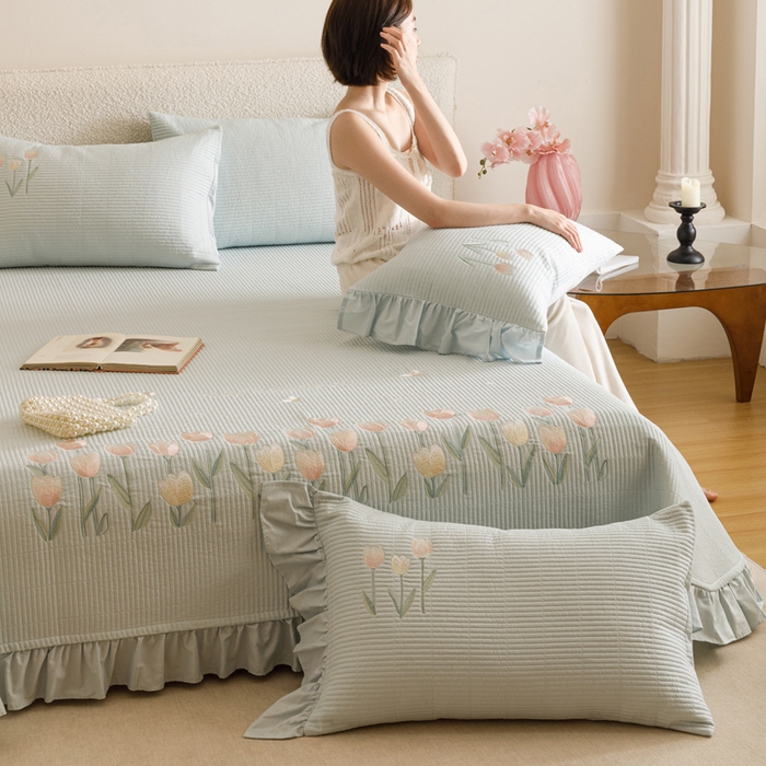 91家纺网 家纺一手货源 找家纺 卡姿家纺 2025秋冬床盖三件套刺绣款-柚夏花朵 柚夏花朵-蓝