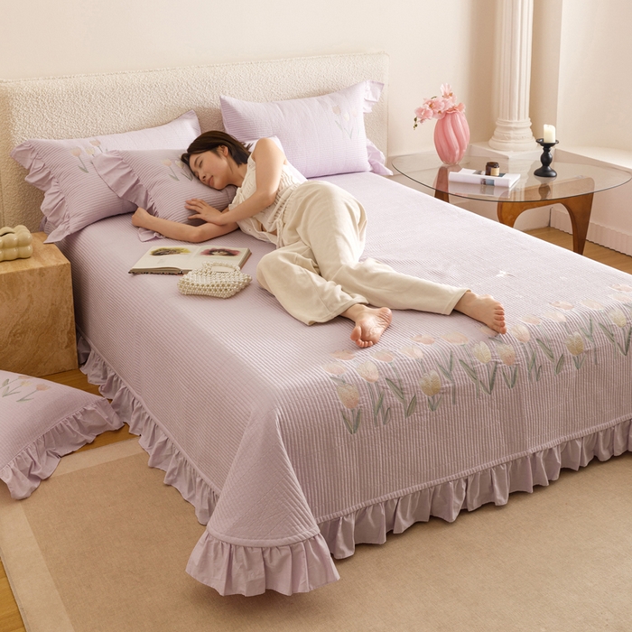 91家纺网 家纺一手货源 找家纺 卡姿家纺 2025秋冬床盖三件套刺绣款-柚夏花朵 柚夏花朵-紫