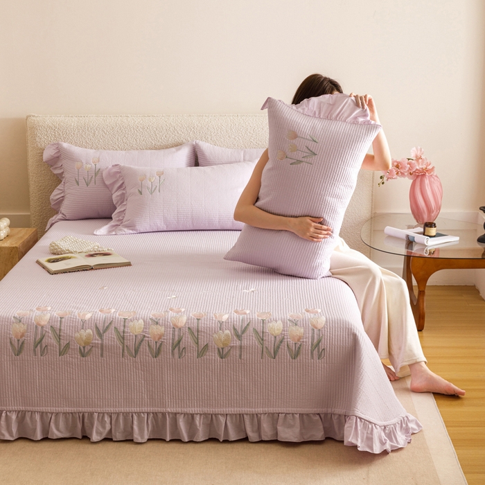 91家纺网 家纺一手货源 找家纺 卡姿家纺 2025秋冬床盖三件套刺绣款-柚夏花朵 柚夏花朵-紫