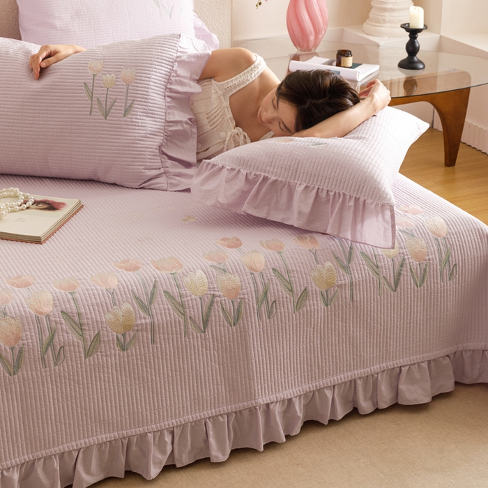 91家纺网 家纺一手货源 找家纺 卡姿家纺 2025秋冬床盖三件套刺绣款-柚夏花朵 柚夏花朵-紫