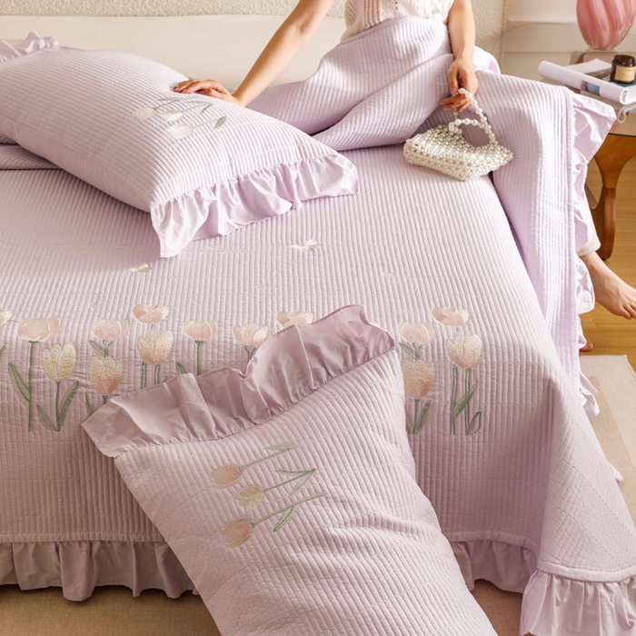 91家纺网 家纺一手货源 找家纺 卡姿家纺 2025秋冬床盖三件套刺绣款-柚夏花朵 柚夏花朵-紫