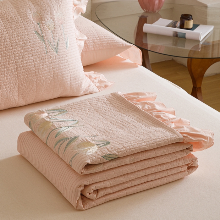 91家纺网 家纺一手货源 找家纺 卡姿家纺 2025秋冬床盖三件套刺绣款-柚夏花朵 柚夏花朵-粉