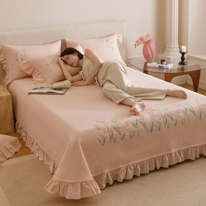 91家纺网 家纺一手货源 找家纺 卡姿家纺 2025秋冬床盖三件套刺绣款-柚夏花朵 柚夏花朵-粉