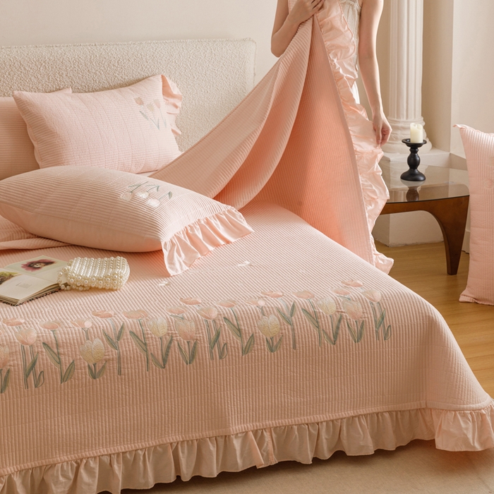 91家纺网 家纺一手货源 找家纺 卡姿家纺 2025秋冬床盖三件套刺绣款-柚夏花朵 柚夏花朵-粉