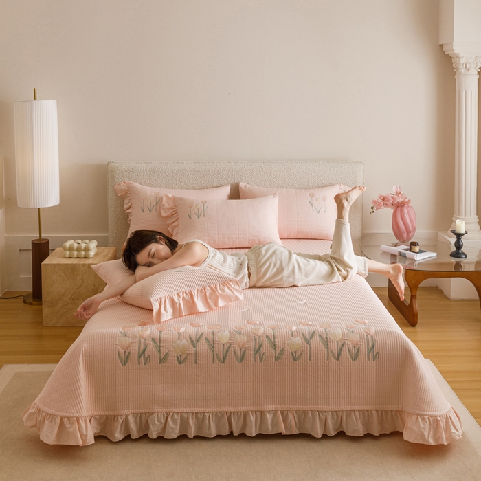 91家纺网 家纺一手货源 找家纺 卡姿家纺 2025秋冬床盖三件套刺绣款-柚夏花朵 柚夏花朵-粉