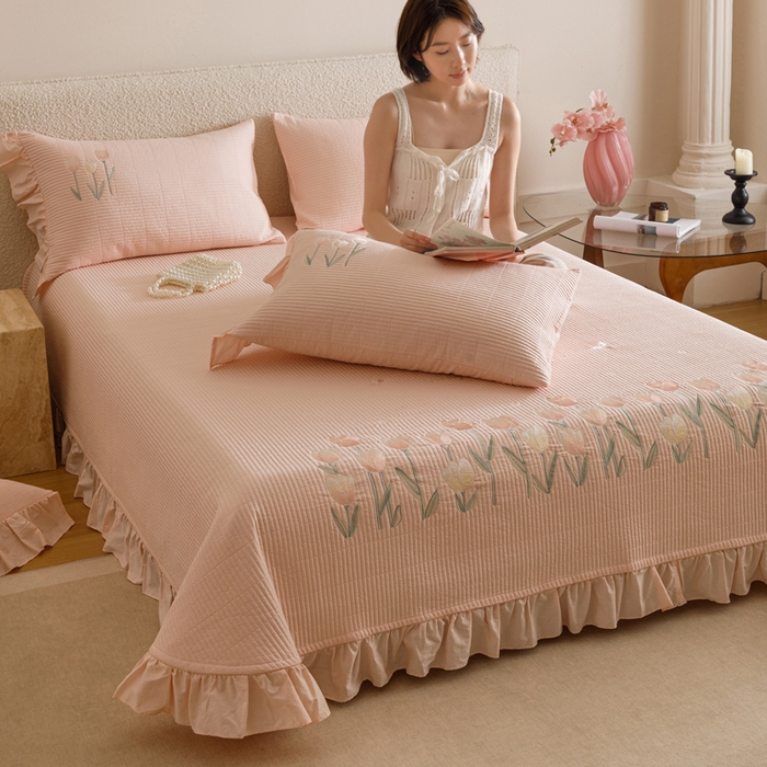 91家纺网 家纺一手货源 找家纺 卡姿家纺 2025秋冬床盖三件套刺绣款-柚夏花朵 柚夏花朵-粉