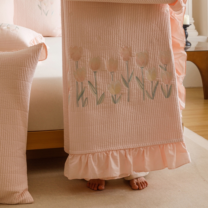 91家纺网 家纺一手货源 找家纺 卡姿家纺 2025秋冬床盖三件套刺绣款-柚夏花朵 柚夏花朵-粉