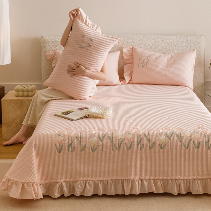 91家纺网 家纺一手货源 找家纺 卡姿家纺 2025秋冬床盖三件套刺绣款-柚夏花朵 柚夏花朵-粉