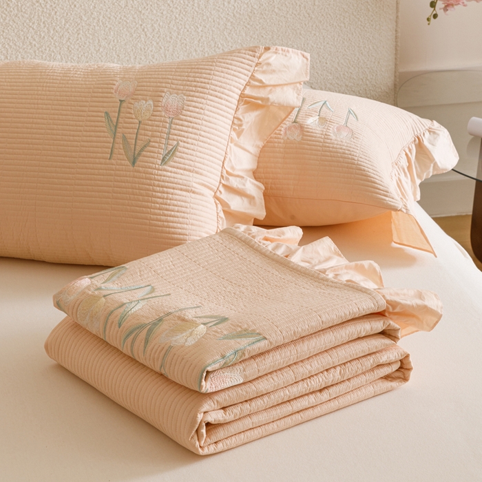 91家纺网 家纺一手货源 找家纺 卡姿家纺 2025秋冬床盖三件套刺绣款-柚夏花朵 柚夏花朵-米杏