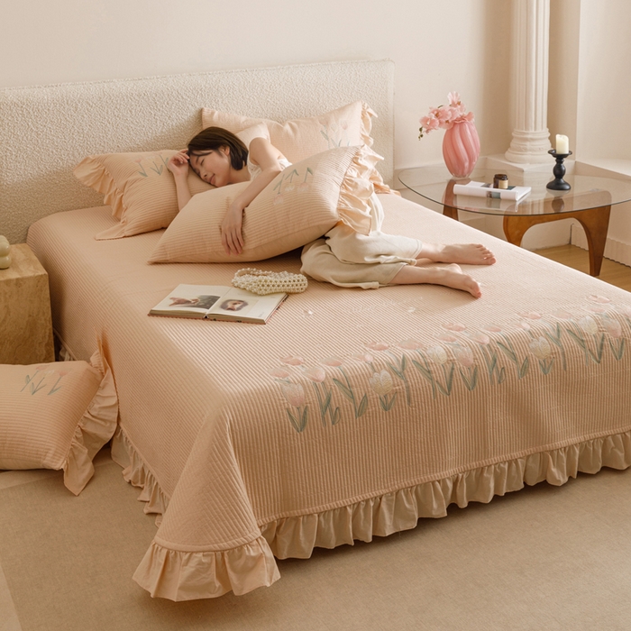 91家纺网 家纺一手货源 找家纺 卡姿家纺 2025秋冬床盖三件套刺绣款-柚夏花朵 柚夏花朵-米杏