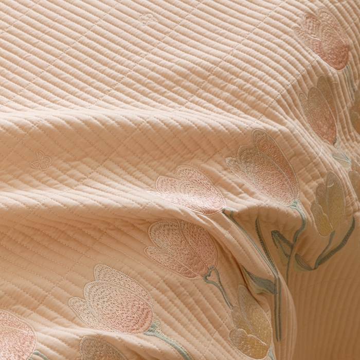 91家纺网 家纺一手货源 找家纺 卡姿家纺 2025秋冬床盖三件套刺绣款-柚夏花朵 柚夏花朵-米杏