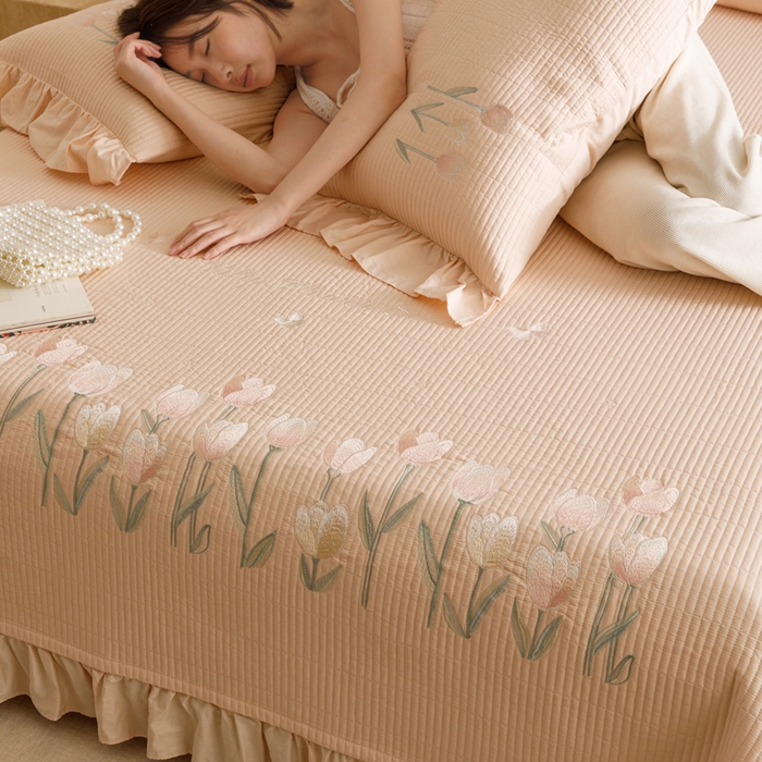 91家纺网 家纺一手货源 找家纺 卡姿家纺 2025秋冬床盖三件套刺绣款-柚夏花朵 柚夏花朵-米杏