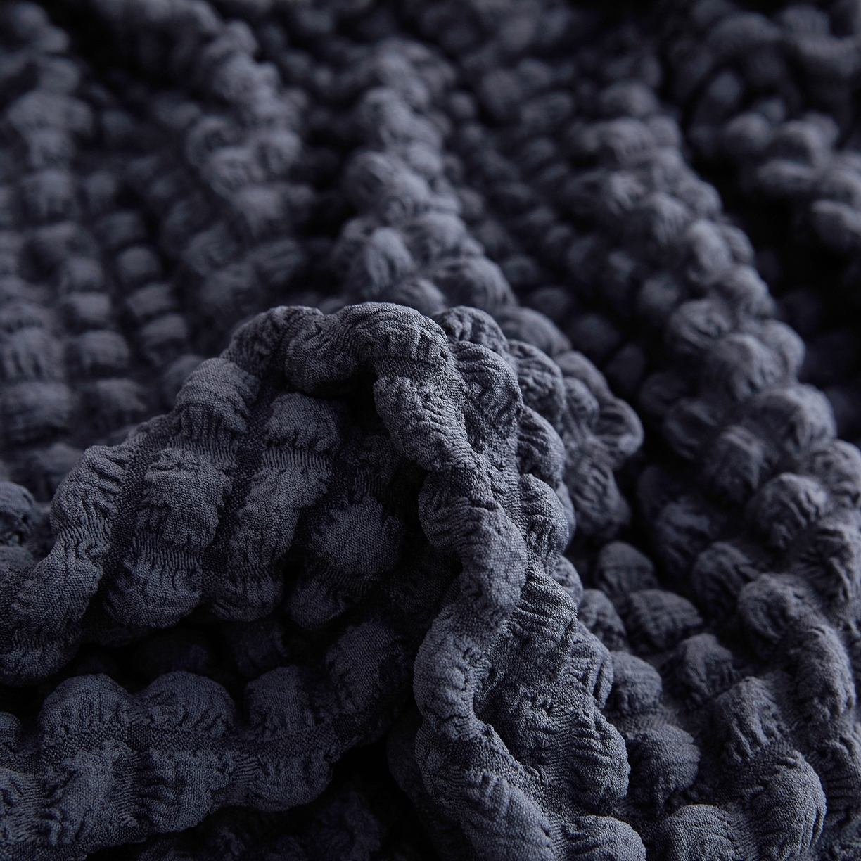 91家纺网 家纺一手货源 找家纺 布兰鸟【沙发套】 2025新款泡泡沙发套四人位【英文裙摆款】 单色深灰