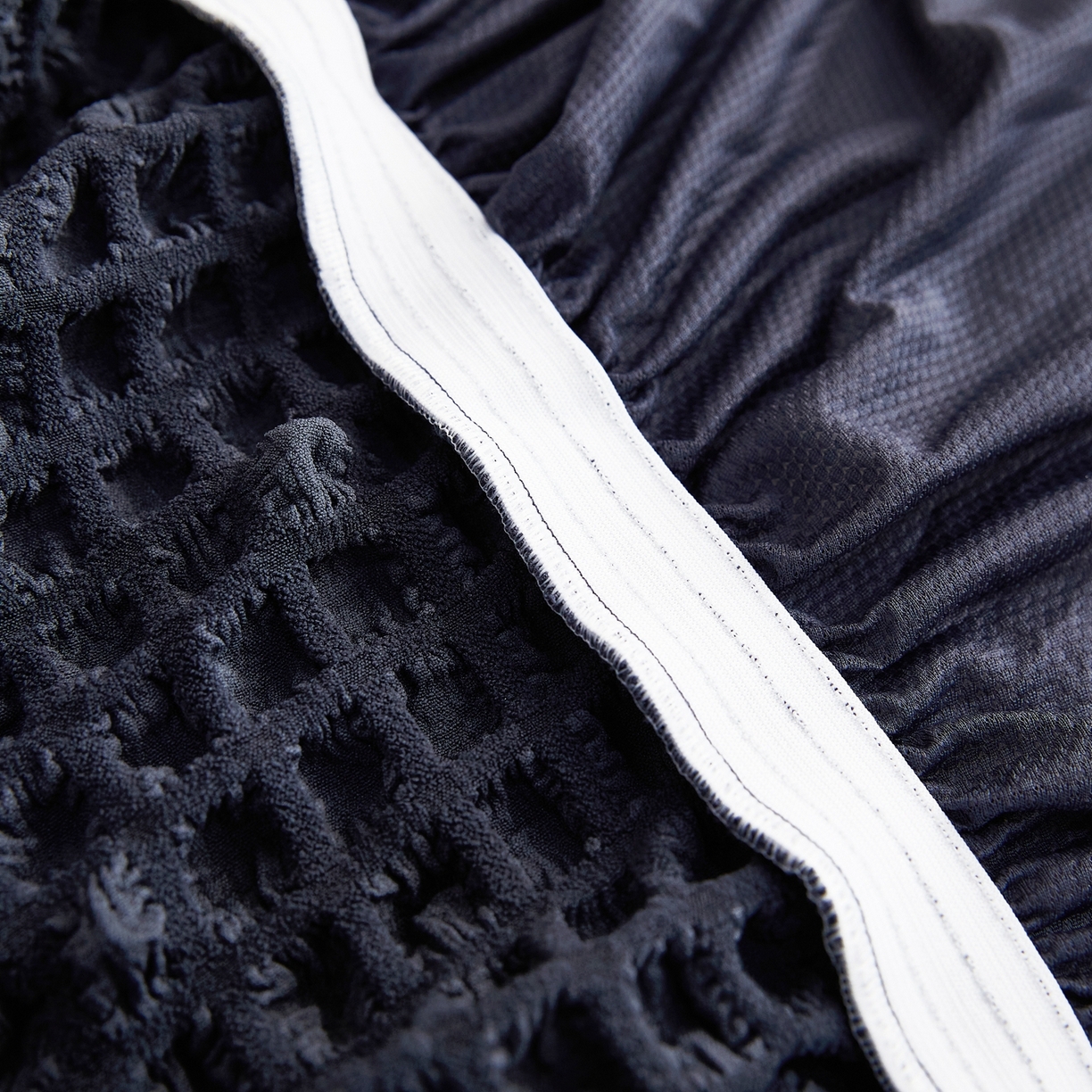 91家纺网 家纺一手货源 找家纺 布兰鸟【沙发套】 2025新款泡泡沙发套四人位【英文裙摆款】 单色深灰