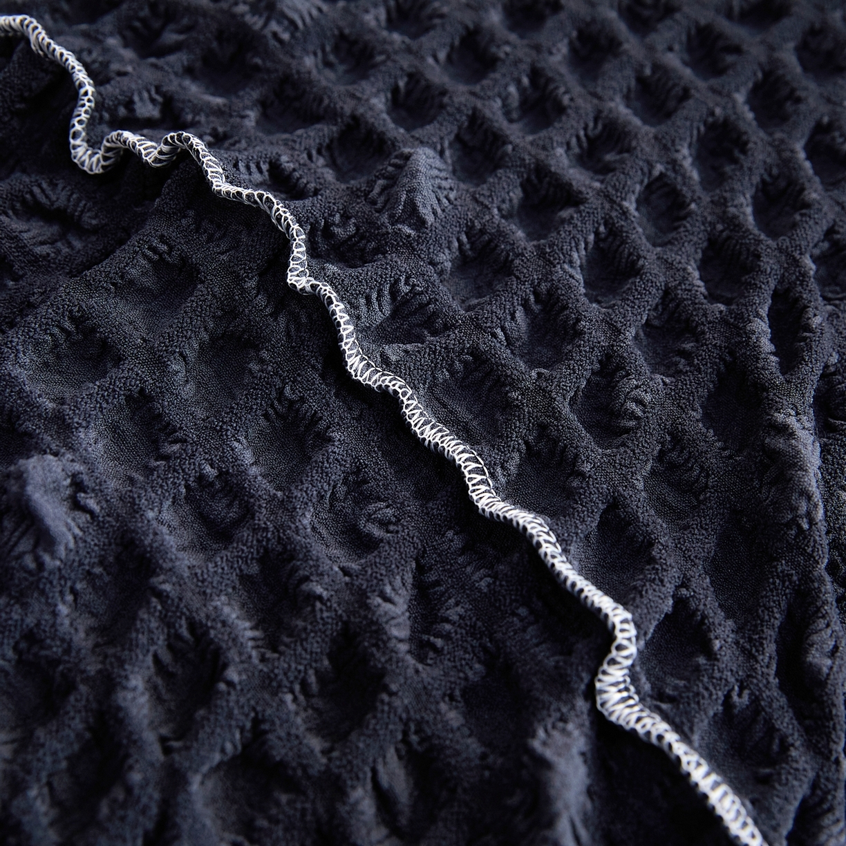 91家纺网 家纺一手货源 找家纺 布兰鸟【沙发套】 2025新款泡泡沙发套四人位【英文裙摆款】 单色深灰