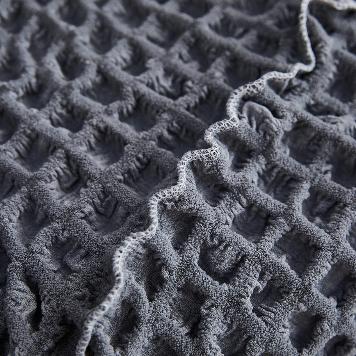 91家纺网 家纺一手货源 找家纺 布兰鸟【沙发套】 2025新款泡泡沙发套四人位【英文裙摆款】 单色中灰