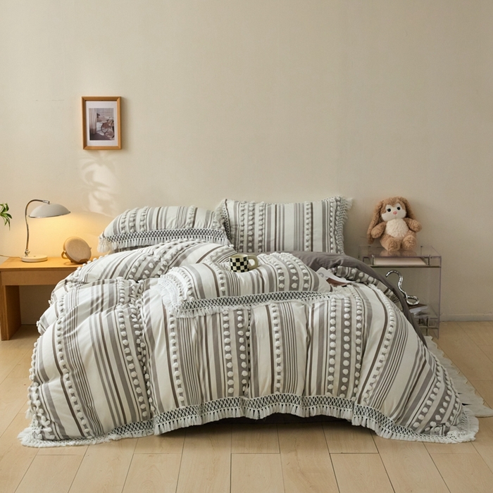 91家纺网 家纺一手货源 找家纺 缘生活  2025新款长年供货四季通用高端大气阳离子球球+流苏四件套 阳离子球球+流苏灰色