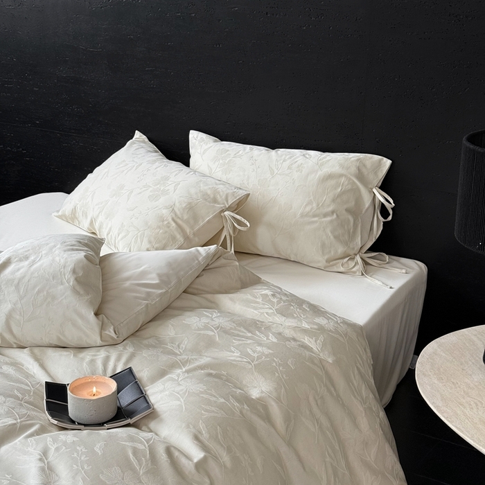 91家纺网 家纺一手货源 找家纺 鹿班家居 2025年秋冬款云感超柔厚织提花浮雕系列——林间絮语 白色