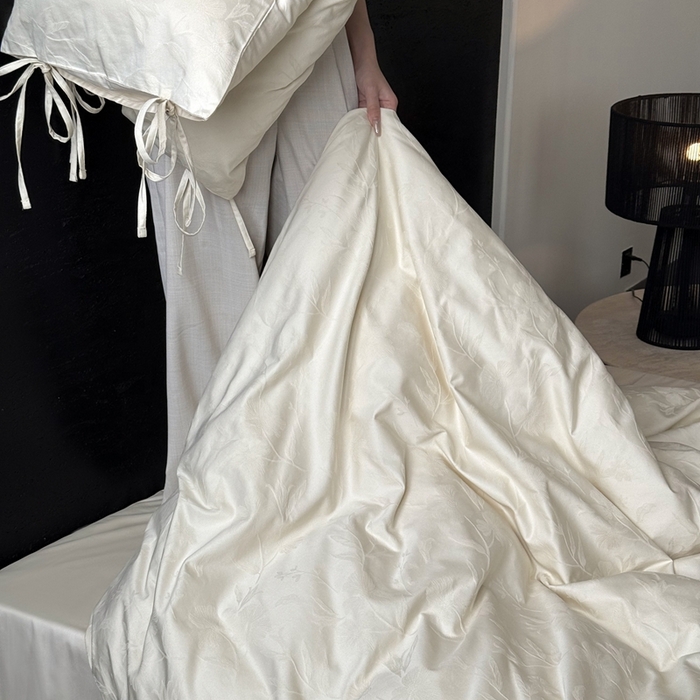 91家纺网 家纺一手货源 找家纺 鹿班家居 2025年秋冬款云感超柔厚织提花浮雕系列——林间絮语 白色