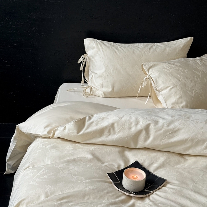 91家纺网 家纺一手货源 找家纺 鹿班家居 2025年秋冬款云感超柔厚织提花浮雕系列——林间絮语 白色