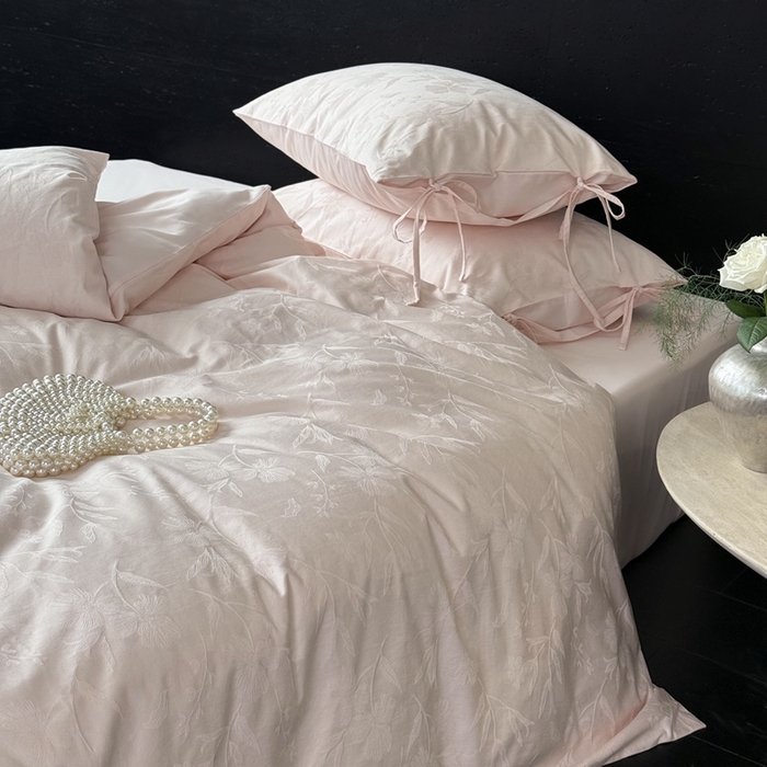 91家纺网 家纺一手货源 找家纺 鹿班家居 2025年秋冬款云感超柔厚织提花浮雕系列——林间絮语 粉色