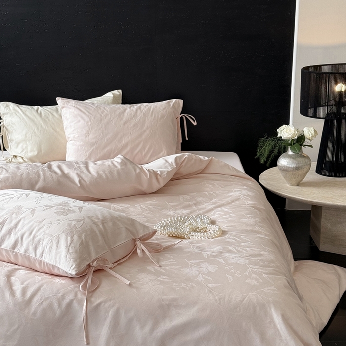 91家纺网 家纺一手货源 找家纺 鹿班家居 2025年秋冬款云感超柔厚织提花浮雕系列——林间絮语 粉色