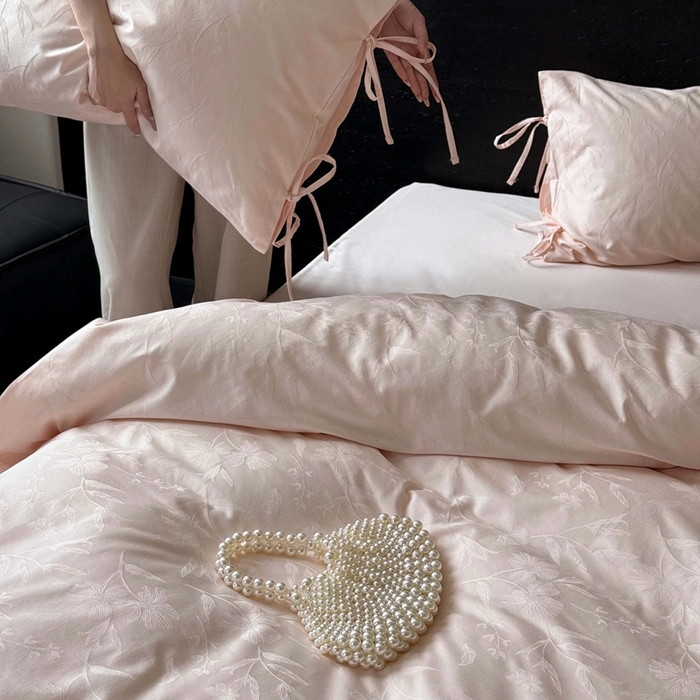 91家纺网 家纺一手货源 找家纺 鹿班家居 2025年秋冬款云感超柔厚织提花浮雕系列——林间絮语 粉色