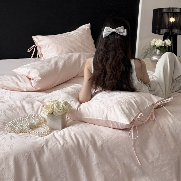 91家纺网 家纺一手货源 找家纺 鹿班家居 2025年秋冬款云感超柔厚织提花浮雕系列——林间絮语 粉色