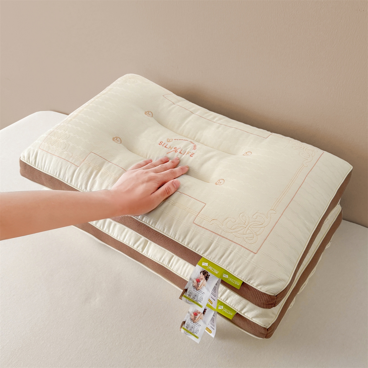 91家纺网 家纺一手货源 找家纺 （总）麦肯锡 2025新款咖边提花定型枕枕头枕芯