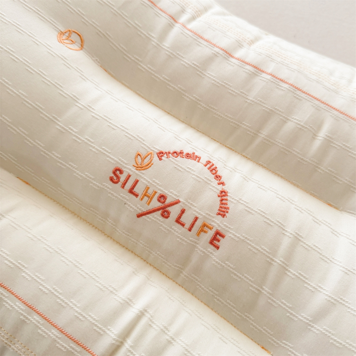 91家纺网 家纺一手货源 找家纺 （总）麦肯锡 2025新款咖边提花定型枕枕头枕芯