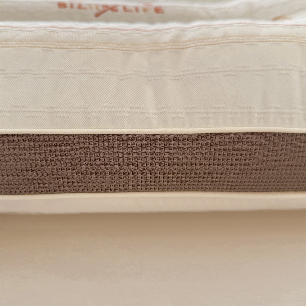 91家纺网 家纺一手货源 找家纺 （总）麦肯锡 2025新款咖边提花定型枕枕头枕芯