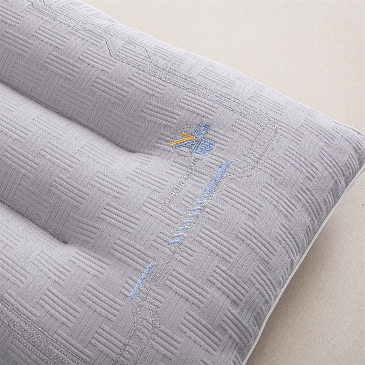 91家纺网 家纺一手货源 找家纺 麦肯锡 2025新款7A抗菌定型低枕 枕头枕芯 7A抗菌定型低枕-灰色 48x74cm/只