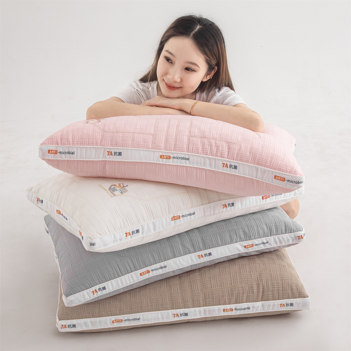 91家纺网 家纺一手货源 找家纺 （总）麦肯锡 2025新款7A抗菌酒店羽丝绒高枕 枕头枕芯