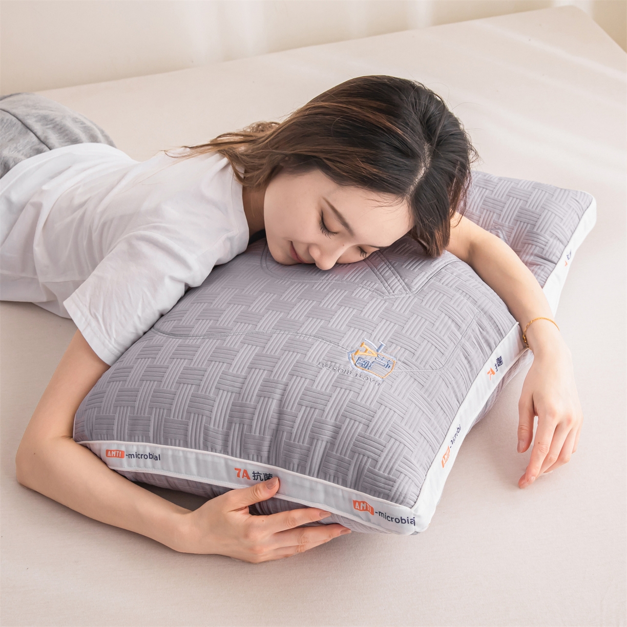 91家纺网 家纺一手货源 找家纺 麦肯锡 2025新款7A抗菌酒店羽丝绒高枕 枕头枕芯 7A抗菌酒店羽丝绒高枕-灰色 48x74cm/只