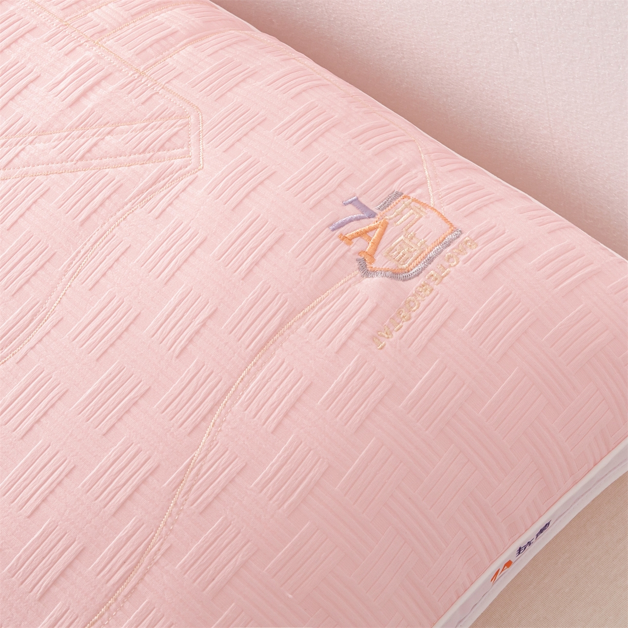 91家纺网 家纺一手货源 找家纺 麦肯锡 2025新款7A抗菌酒店羽丝绒高枕 枕头枕芯 7A抗菌酒店羽丝绒高枕-粉色 48x74cm/只