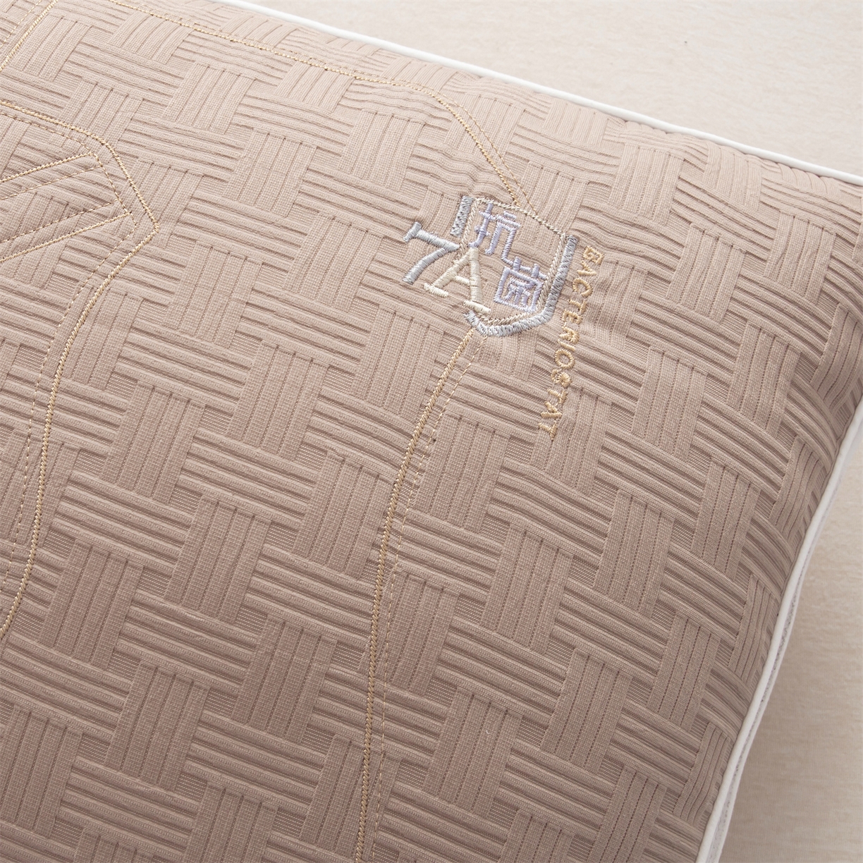 91家纺网 家纺一手货源 找家纺 麦肯锡 2025新款7A抗菌酒店羽丝绒高枕 枕头枕芯 7A抗菌酒店羽丝绒高枕-咖色 48x74cm/只