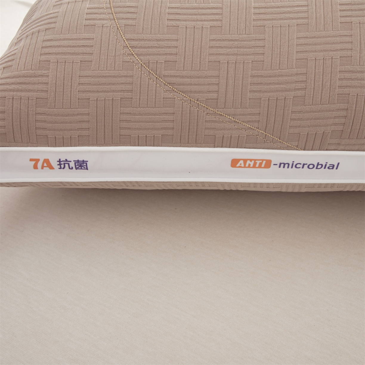 91家纺网 家纺一手货源 找家纺 麦肯锡 2025新款7A抗菌酒店羽丝绒高枕 枕头枕芯 7A抗菌酒店羽丝绒高枕-咖色 48x74cm/只