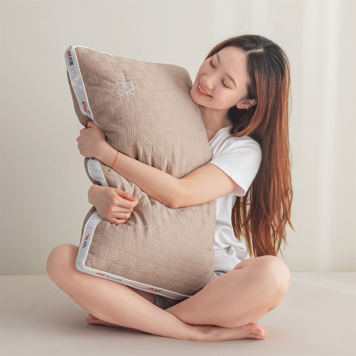 91家纺网 家纺一手货源 找家纺 麦肯锡 2025新款7A抗菌酒店羽丝绒高枕 枕头枕芯 7A抗菌酒店羽丝绒高枕-咖色 48x74cm/只