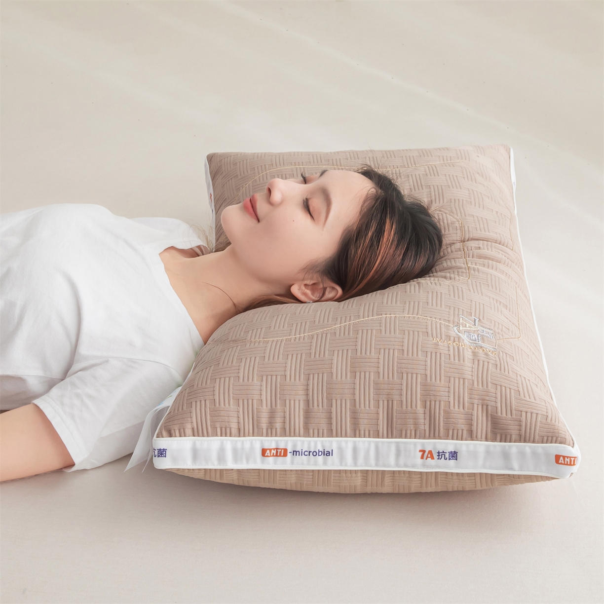 91家纺网 家纺一手货源 找家纺 麦肯锡 2025新款7A抗菌酒店羽丝绒高枕 枕头枕芯 7A抗菌酒店羽丝绒高枕-咖色 48x74cm/只